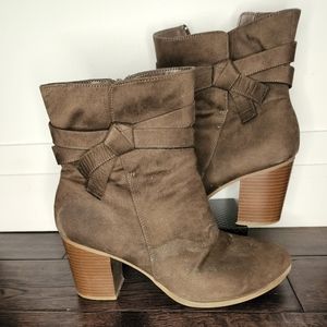 Ankle boots with zipper brown color